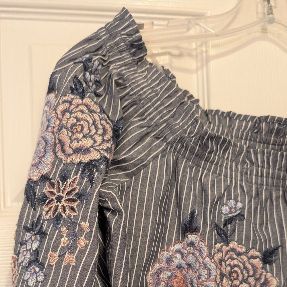 American Eagle Floral Embroidered Off-Shoulder Top Gray Boho Relaxed Babydoll S - Picture 5 of 9